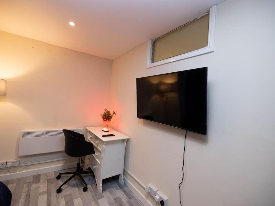 1 Bedroom-Sofabed-Worktable-4-Wifi-Parking 伦敦 外观 照片