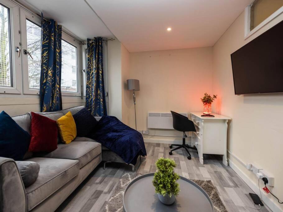 1 Bedroom-Sofabed-Worktable-4-Wifi-Parking 伦敦 外观 照片