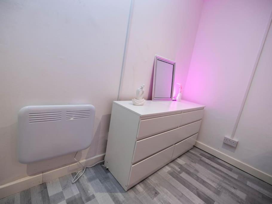 1 Bedroom-Sofabed-Worktable-4-Wifi-Parking 伦敦 外观 照片