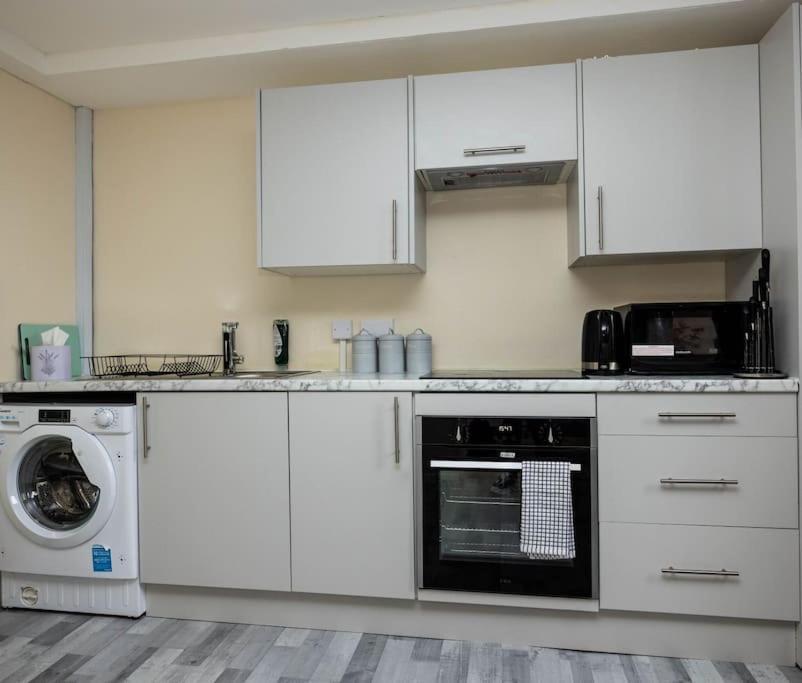 1 Bedroom-Sofabed-Worktable-4-Wifi-Parking 伦敦 外观 照片