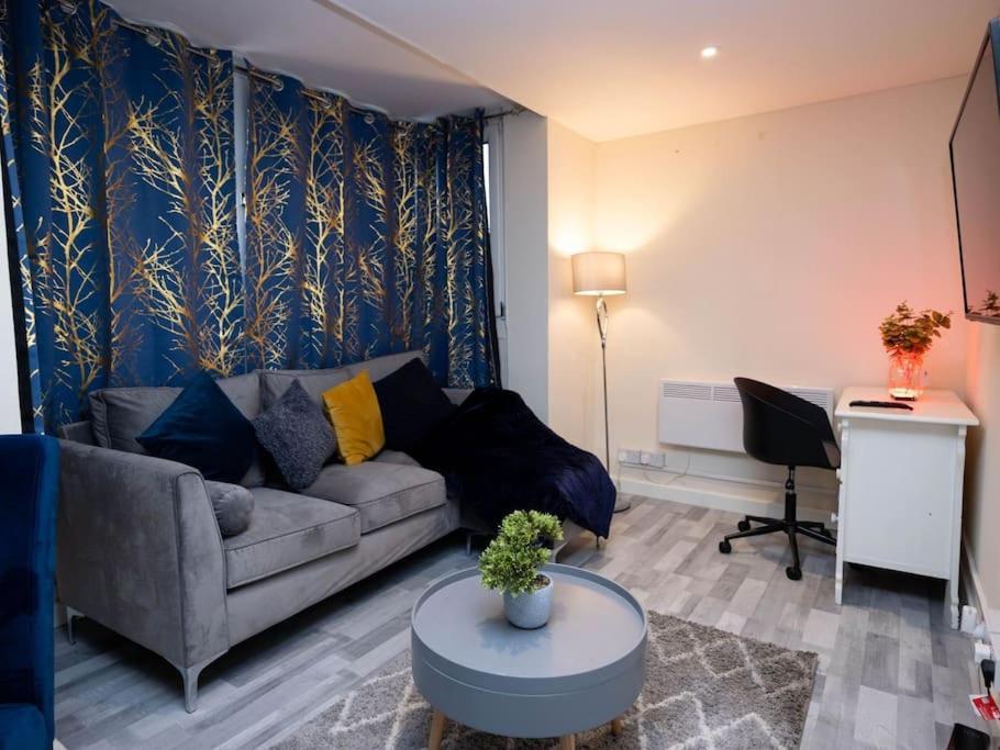 1 Bedroom-Sofabed-Worktable-4-Wifi-Parking 伦敦 外观 照片